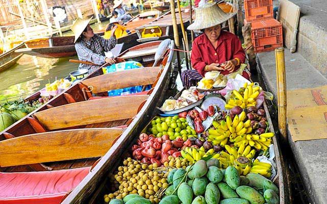 Fruit-boat-floating-market-Thailand.jpg